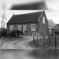 Boerderij Schoneveld rond 1950-1960 heden aan het Leedijkerhout 15-17. Foto: Rijksdienst voor het Cultureel Erfgoed (RCE) te Amersfoort.