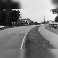 De Schalkwijkseweg ter hoogte van de Leebrug, heden het Zonnehout, Parkhout en het Leedijkerhout, richting het noorden gezien. Het witte huis links van het midden ligt heden aan het Parkhout 1 van familie v. d. Vecht. Foto genomen in 1978 ter gelegenheid van de vernieuwing van de provincialeweg. Achter de linker bushalte de toegang tot de Houtensewetering (weg). Bron: Regionaal Archief Zuid-Utrecht (RAZU), 353.