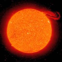 De zon in de ruimte met een zonnevlam rechts. Bron: Wikipedia Zon.