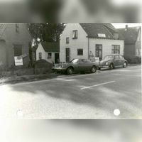 Huis van familie V. d. Vegt aan het Parkhout 1, voor 2003 aan de Schalkwijkseweg gelegen. Met twee auto's voor de deur. Foto uit de periode eind jaren zeventig, twintigste eeuw. Bron: Gemeente Houten, Bouwvergunningen.