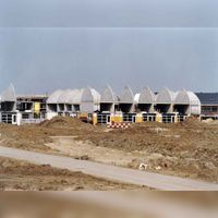Woningen in aanbouw in de toenmalige nieuwbouwwijk Leebrug. Nu de buurten De Bouwen en De Houten. Gezien in 2000. Bron: Regionaal Archief Zuid-Utrecht (RAZU), 353.