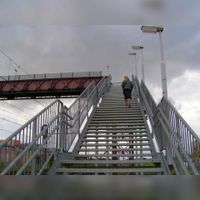 De voetgangersbrug over de Staatslijn H (Utrecht-'s-Hertogenbosch) ter hoogte van het Hollandsspoor/Het Spoor-De Bouw/Tuinbouw in juni 2005. De brug was in gebruik tussen 2000 en 2010. Foto: Frank Magdelyns. Bron: Regionaal Archief Zuid-Utrecht (RAZU), 353.