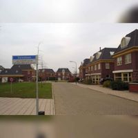 Woningen aan het Zonnehout en speelveld in de buurt De Houten in 2006. Foto: Sander van Scherpenzeel.