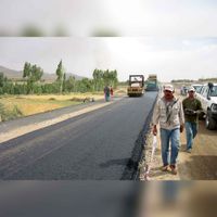 Aanleg van een asfaltwegdek in de wegenbouwsector. Kabul-Kandahar Highway in 2003. Bron: Wikipedia Asfalt.