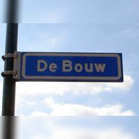 Straatnaambord 'De Bouw' in 2005. Foto: Sander van Scherpenzeel.