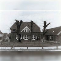 De voorgevel van boerderij Den Oord (Tarwe-oord 2, 2a en 4) met drie leilinden in 1983. Bron: Regionaal Archief Zuid-Utrecht, identificatienummer: doos24 (043491).