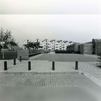 De straat Vlas-oord gezien in noordelijke richting. De witte huizen op de achtergrond zijn Lupine-oord 1 t/m 13. Het gebouw rechts is de basisschool De Wegwijzer in augustus 1980. Bron: Regionaal Archief Zuid-Utrecht (RAZU), 353, 46639, 69.