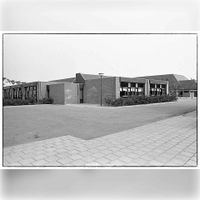 PCBS De Wegwijzer (Lupine-oord 4-6) aan de achterkant gezien vanuit het zuidwesten aan de Vlas-oord. Schoolgebouw bestond van 1978 tot aan 2018. Foto: Jos Schalkwijk.
