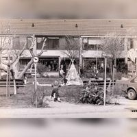 Gezicht op woningen, met spelende kinderen, aan de Wikke-oord te Houten in 1982. Bron: Regionaal Archief Zuid-Utrecht (RAZU), 353, 105214, 116.