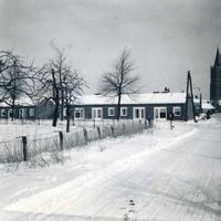 Huisjes aan de Rustoordweg in ca. 1965 op een besneeuwde dag. Foto genomen vanaf de Veerwagenweg (De Brug) met op de middenachtergrond de provincialeweg van Utrecht naar Schalkwijk. Bron: Regionaal Archief Zuid-Utrecht (RAZU), 353.