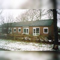 De oude bejaardenwoningen aan de Wethouder Van Rooijenweg in 1990, tot 1981 gelegen aan de Rustoordweg. Collectie: Cees Verhoef.
