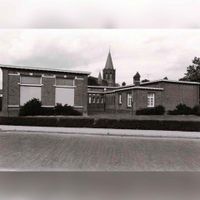 Foto's van de oude (te slopen) Heilige Familie School (Schoolstraat). Thans Van Harte school, gelegen tussen de Vlierweg en Loerikseweg, ca. 1980. Collectie: gemeente Houten.