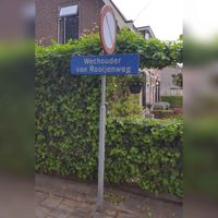 Straatnaambord in het Oude Dorp van Houten. Wethouder Van Rooijenweg. Foto: Sander van Scherpenzeel.