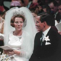 Beatrix Wilhelmina Armgard, Prinses der Nederlanden, Prinses van Oranje-Nassau, Prinses van Lippe-Biesterfeld tijdens het huwelijk met echtgenoot Prins Claus von Amsberg. Bron: Wikipedia.