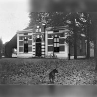 De voor- en rechtergevel van het gemeentehuis op het Plein. Links de doorrijschuur van De Roskam in 1910. Bron: Regionaal Archief Zuid-Utrecht (RAZU), 353, 40285, 47.
