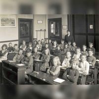 Klaslokaal met kinderen en onderwijzeres in de openbare lagere school ''t Groentje in ca. 1935. Bron: Regionaal Archief Zuid-Utrecht (RAZU), 353, 40309, 47.