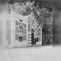 De voorgevel van het gemeentehuis met bij de voordeur een veldwachter in 1902. Bron: Regionaal Archief Zuid-Utrecht (RAZU), 353, 40207, 189.