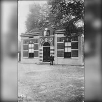 Het gemeentehuis met daarvoor een veldwachter in 1904. Bron: Regionaal archief Zuid-Utrecht (RAZU), 353, 40251, 189.