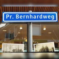 Nieuw straatnaambord Prins Bernhardweg, 7 mei 2020. Foto: Sander van Scherpenzeel.