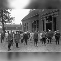 Groep schoolkinderen met hun onderwijzer poseren voor de openbare lagere school ''t Groentje in 1925. Bron: Regionaal Archief Zuid-Utrecht (RAZU), 353, 	40297, 47.