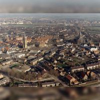 Luchtfoto gezien vanuit het zuidoosten op het Oude Dorp van Houten met onderaan de Pr. Bernhardweg in de periode 1985-1995. Bkron: Regionaal Archief Zuid-Utrecht (RAZU), 353.