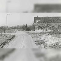 De voormalige Molendijk met een knik naar links (nu Molenland). De boerderij rechts is verdwenen. Op de achtergrond zie je de spoorlijn Utrecht - Den Bosch. Vroeger liep de Molendijk hier rechtdoor, totdat de spoorlijn kwam. Toen is hij richting de Beusichemseweg omgeleid. Gezicht op 1 maart 1982. Foto: Jos Schalkwijk. Bron: Regionaal Archief Zuid-Utrecht (RAZU), 353.