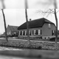 Gezicht op boerderij Remus en het ernaast gelegen zomerhuis vanaf de Provincialeweg met op de voorgrond de Schalkwijksewetering in 1958. Bron: Regionaal Archief Zuid-Utrecht (RAZU), 353.