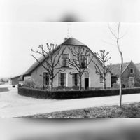 De voorgevel van boerderij Romulus met het rechts naast de boerderij gelegen bak-zomerhuis in 1970-1985 aan het Overeind 73. Bron: Regionaal Archief Zuid-Utrecht (RAZU), 353.