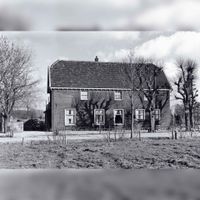 De Oud Wulfseweg nr. 5 gezien vanaf het weiland in oostelijke richting. Bron: Regionaal Archief Zuid-Utrecht (RAZU), 353.