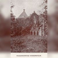 Gezicht op de voorgevel van het kasteel Hinderstein te Nederlangbroek (gemeente Langbroek) in 1911-1912. Bron: Het Utrechts Archief, catalogusnummer: 92655.