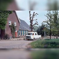 Gezicht op de boerderij aan de Oud Wulfseweg nr. 5 in juli 1982 naar een dia van Leen de Keijzer. Met op de Lobbendijk een wit bestelbusje. Bron: Regionaal Archief Zuid-Utrecht (RAZU), 353.