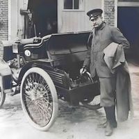 Portret van Charles François Testas van Oud-Wulven met zijn eerste auto bij de schuur van zijn huis Klein Curaçao rond 1900. Bron: Het Utrechts Archief, 29-33, 101.