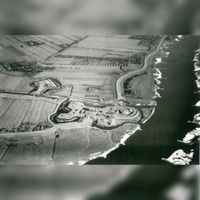 Luchtfoto met gezicht op het Fort Honswijk en Lunet aan de Snel vanuit het westen gezien in 19201-1940. Bron: NIMH / Wikimedia Commons.