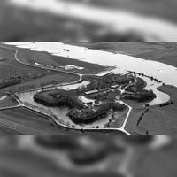 Luchtfoto gezien vanuit het noordwesten op de Stelling van Honswijk aan de rivier de Lek. Uiterst links de boerderij De Stenen Kamer aan de Lekdijk nr. 56. Bron: RCE, beeldbank.