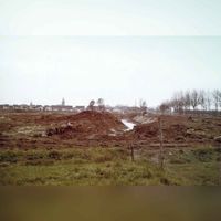Zicht vanaf het boerderijterrein in 1978 met het graven van de watergang tussen de Appelgaarde en de latere Troubadoursborch (Utrechtseweg). Bron: met dank aan Henk de Vor.
