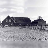 Gezicht op de rechter zijgevel van boerderij Nieuw Wulven. Achter de boerderij staat een thans verdwenen houten schuur in 1982. Foto: Jos Schalwijk. Bron: RAZU, 353.