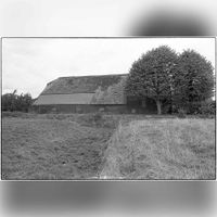 Zicht vanaf het weiland op de westelijke gevel van boerderij de Dijkhoeve in 19830184. Foto: Jos Schalkwijk.