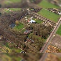 Luchtfoto gezien vanuit het zuidoosten op het kasteelterrein Hindesteyn (Langbroekerdijk A 121). Foto: Slagboom en Peeters Luchtfotografie B.V..