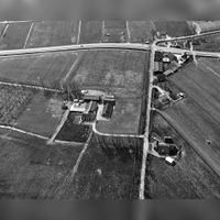 Luchtfoto (fragment) van boerderij Schoneveld (links) met bovenaan de Schalkwijkseweg (Provincielweg T16) van Utrecht naar Schalkwijk-Culemborg met rechts de Leedijk met het buurtschap Leebrug op maandag 5 april 1976. Bron: Het Utrechts Archief, catalogusnummer: 847537.