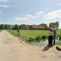 Gezicht op de boerderij Schoneveld aan de Leedijkerhout 15-17 te Houten in juli 1996. Bron: Het Utrechts Archief, catalogusnummer: 123680.