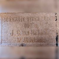 'De eerste steen gelegd door J.C. van Heijst op 17 augustus 1910'. Eerste steenlegging van een onbekend gebouw in Wijk bij Duurstede. Bron: RAZU, studiezaal.