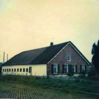 Gezicht op de voorzijde van het hoofdgebouw van boerderij 't Groen (Oud Wulfseweg 1-3) in 1987-1988. Bron: Regionaal Archief Zuid-Utrecht (RAZU), 005.