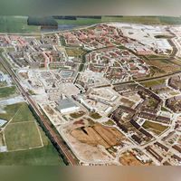 Luchtfoto gezien vanuit zuiden op Houten Noordoost met het centrumgebied in ontwikkeling in 1984-1985. Collectie: gemeente Houten.
