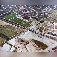 Luchtfoto gezien vanuit het oosten op Houten Noordoost met het centrumgebied in ontwikkeling in 1981. Collectie: gemeente Houten.