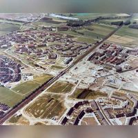 Luchtfoto gezien vanuit het zuidoosten op Houten Noordoost met het centrumgebied in ontwikkeling in 1981. Collectie: gemeente Houten.