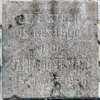 Eerste steen gelegd door Maria Oostveen op 25 maart 1926. Steen zit naast de voordeur van boerderij Zorgvliet. Foto: Sander van Scherpenzeel.