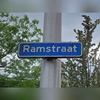 Straatnaambord 'Ramstraat' in het Utrechtse Abstede. Straat is genoemd naar de Utrechtse adellijke familie Ram, zij zijn niet verwant met de Haarlemse/ Houtense Schalkwijkse familie Ram van Schalkwijk. Foto uit mei 2023. Foto: Sander van Scherpenzeel.