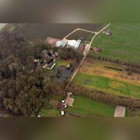 Luchtfoto uit 2016 vanuit het oosten gezien met links in de bossen landgoed en huize Wickenburgh en de Wickenburghseweg. Foto: Slagboom en Peeters Luchtfotografie B.V.