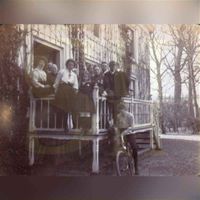 Familieleden Wttewaall op de veranda aan de voorkant van het landhuis van het landgoed in ca. 1910. Bron: Huisarchief Wickenburgh, Wttewaall (c).