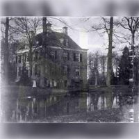 Landhuis Rhijnauwen vanuit het zuiden gezien, naast gelegen de Kromme Rijn in maart 1903 ten tijde van bewoning van familie Strick van Linschoten van Rhijnauwen. Bron: Huisarchief Wickenburgh, Wttewaall (c).